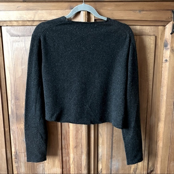 Valerie Stevens Two Ply Cashmere Cropped Black V Neck Sweater Size Medium - Picture 2 of 12